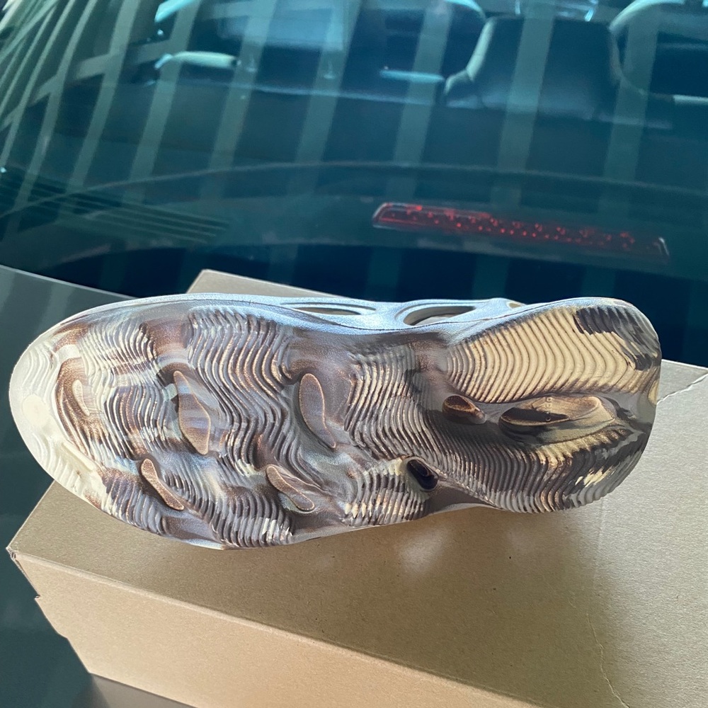 Adidas Yeezy Foam RNNR - Picture 2 of 5